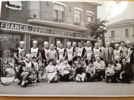 Il G.S. Franco Zeppi di fronte alla sede. 1975