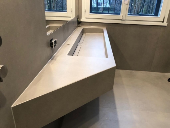 piano lavabop su disegno in lastra gres industrial steel come il rivestimento bagno