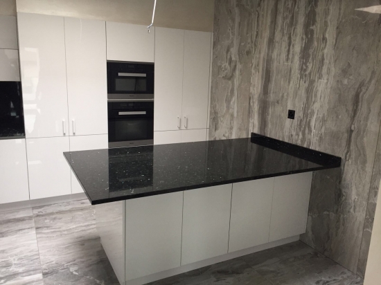 piano cucina e rivestimento in lastra 120x280 Rex lavoro effettuato in Svizzera