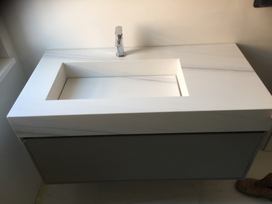 piano lavabo con lastra Lasa uguale al rivestimento bagno