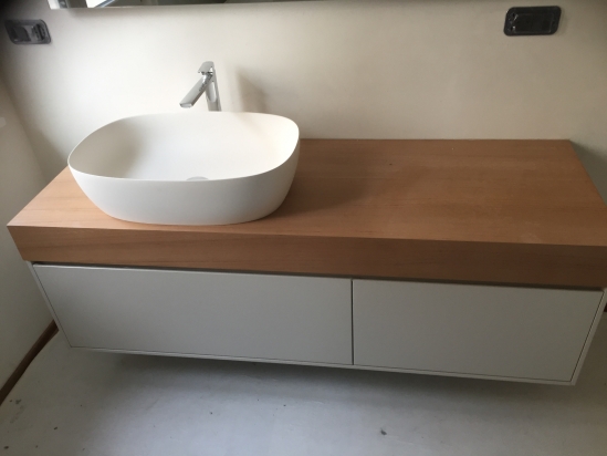 rivestimento top bagno con lamella in teak uguale al pavimento bagno