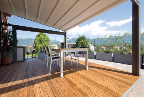 decking in legno trattato per esterno