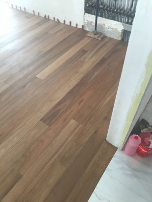 particolare giunto su porta invisibile parquet/lastra Lasa